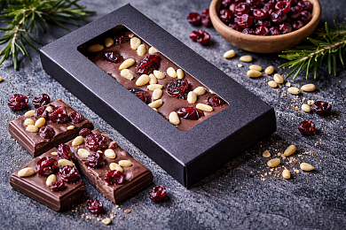 Шоколад темный с кедровыми орехами и клюквой "Сырный сомелье" 65г